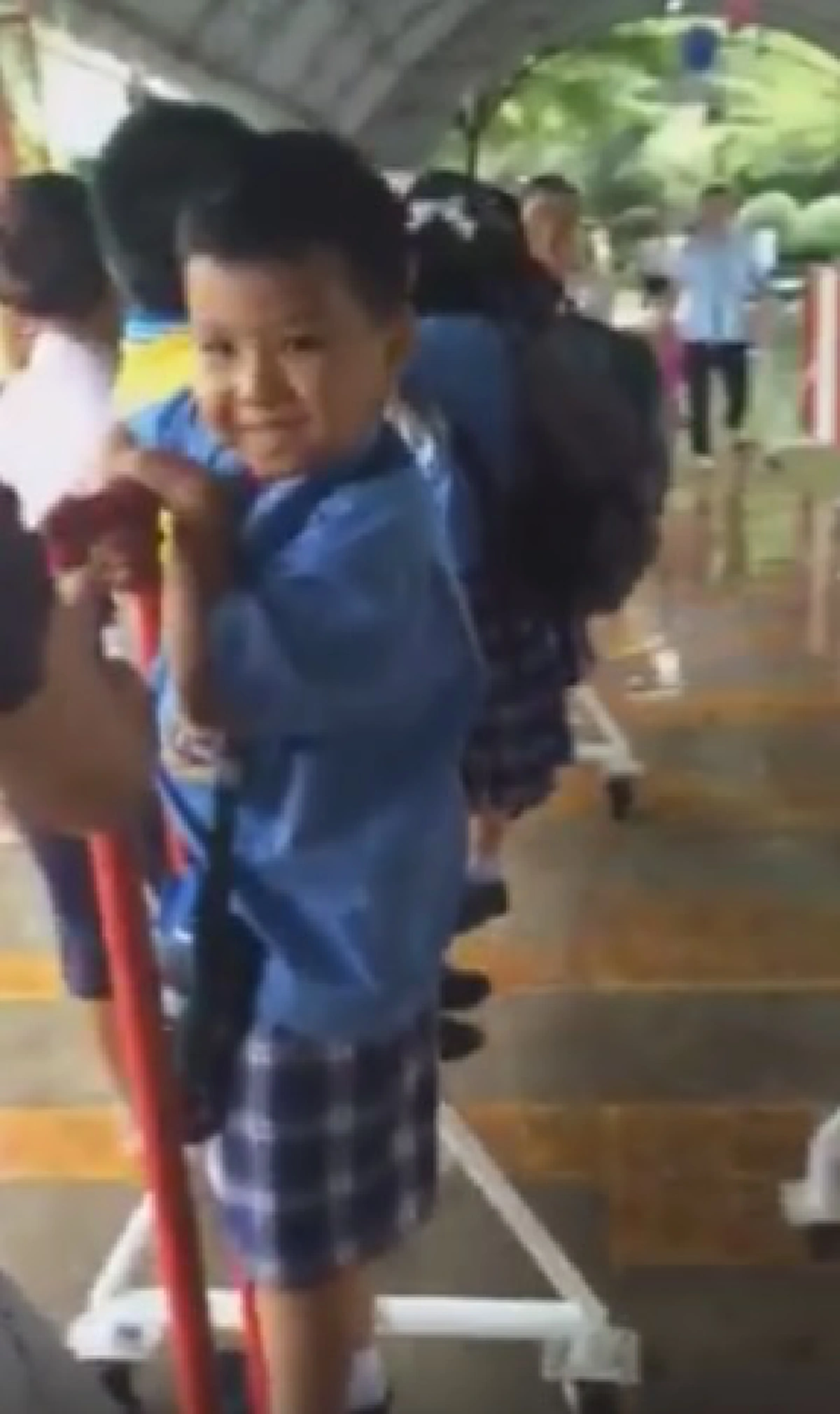 ปู๊นนปู๊นน รถไฟมาแล้ว.. ภาพความน่ารักเช้าวันที่ฝนตก น้ำท่วม เด็กๆอนุบาลเกาะที่กั้นล้อเลื่อน โดยมีครูลากเข้ารร. บอกเลยน่ารักอะ!!(มีคลิป)
