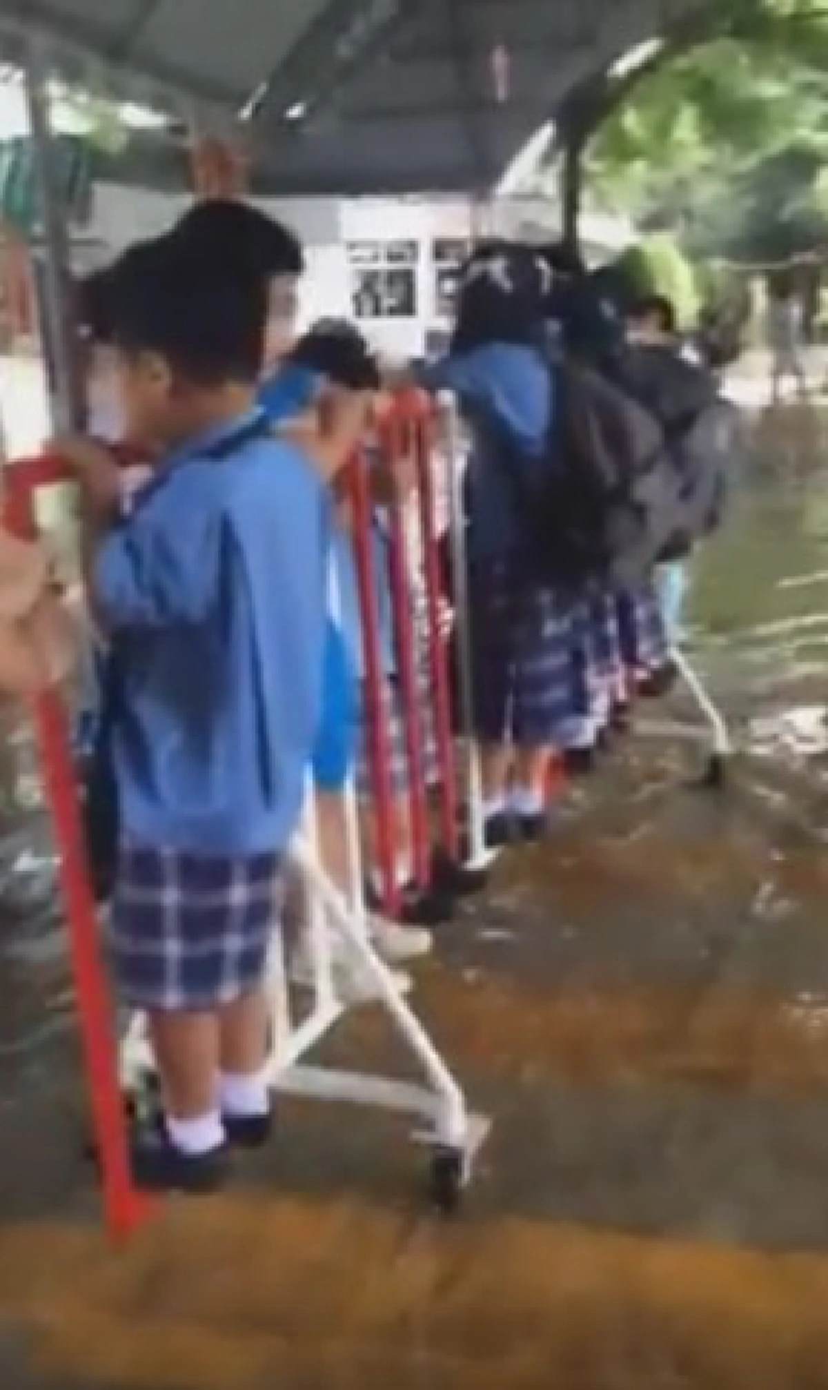 ปู๊นนปู๊นน รถไฟมาแล้ว.. ภาพความน่ารักเช้าวันที่ฝนตก น้ำท่วม เด็กๆอนุบาลเกาะที่กั้นล้อเลื่อน โดยมีครูลากเข้ารร. บอกเลยน่ารักอะ!!(มีคลิป)
