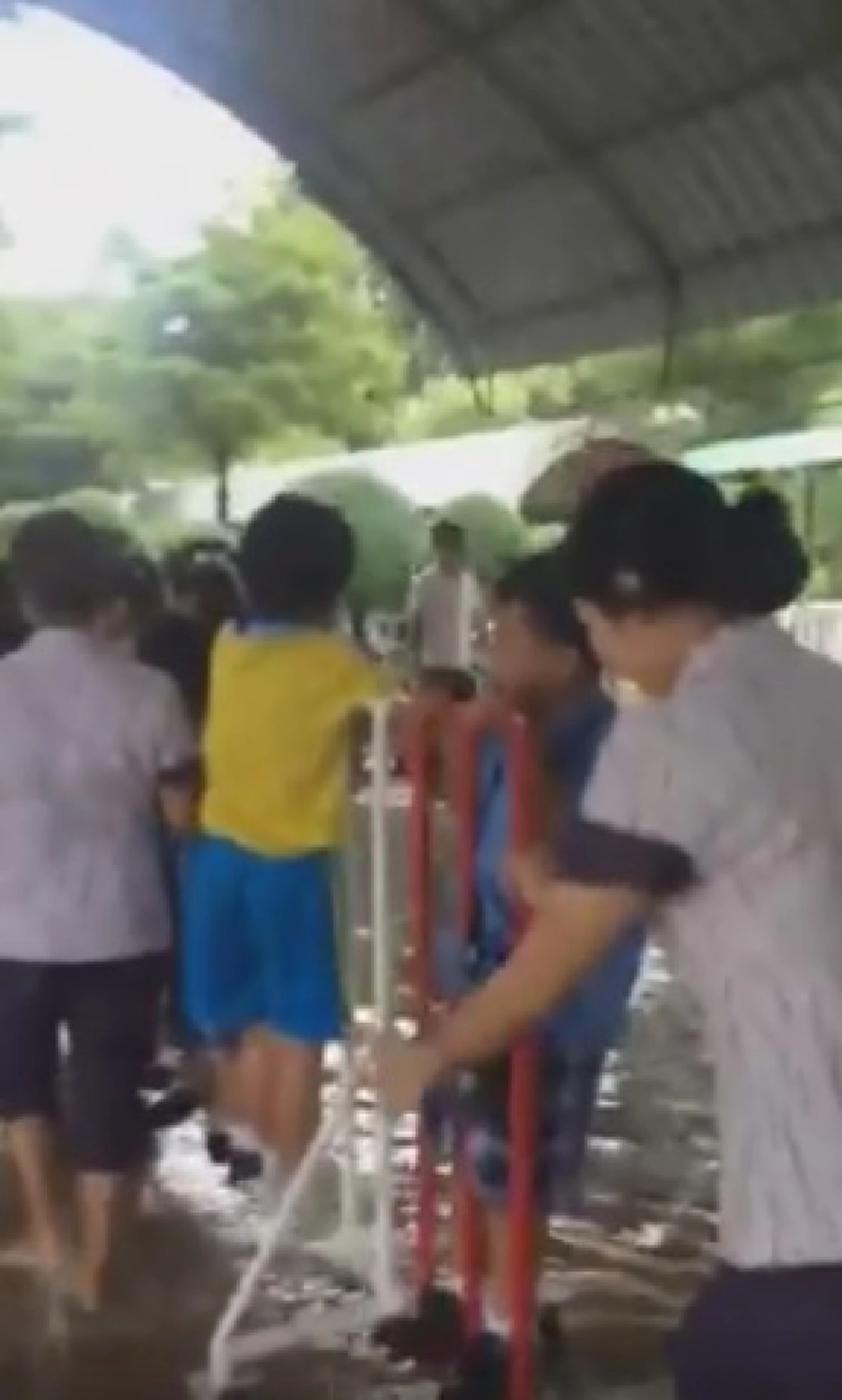 ปู๊นนปู๊นน รถไฟมาแล้ว.. ภาพความน่ารักเช้าวันที่ฝนตก น้ำท่วม เด็กๆอนุบาลเกาะที่กั้นล้อเลื่อน โดยมีครูลากเข้ารร. บอกเลยน่ารักอะ!!(มีคลิป)