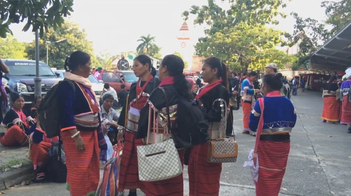 น้อมสำนึกในพระมหากรุณาธิคุณหาที่สุดมิได้!! ราษฎรชนเผ่ากว่า 10 ชาติพันธุ์จากเชียงใหม่และใกล้เคียง พร้อมใจเดินทางเข้ากทม. ถวายสักการะพระบรมศพ "ในหลวง ร.9"  