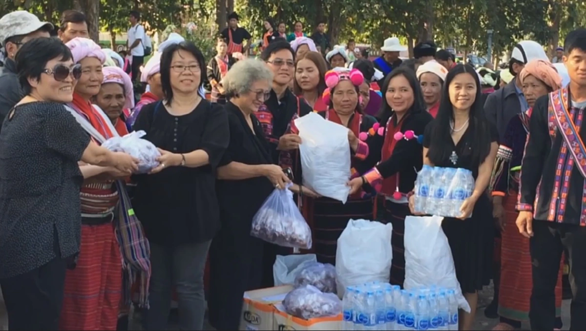 น้อมสำนึกในพระมหากรุณาธิคุณหาที่สุดมิได้!! ราษฎรชนเผ่ากว่า 10 ชาติพันธุ์จากเชียงใหม่และใกล้เคียง พร้อมใจเดินทางเข้ากทม. ถวายสักการะพระบรมศพ "ในหลวง ร.9"  