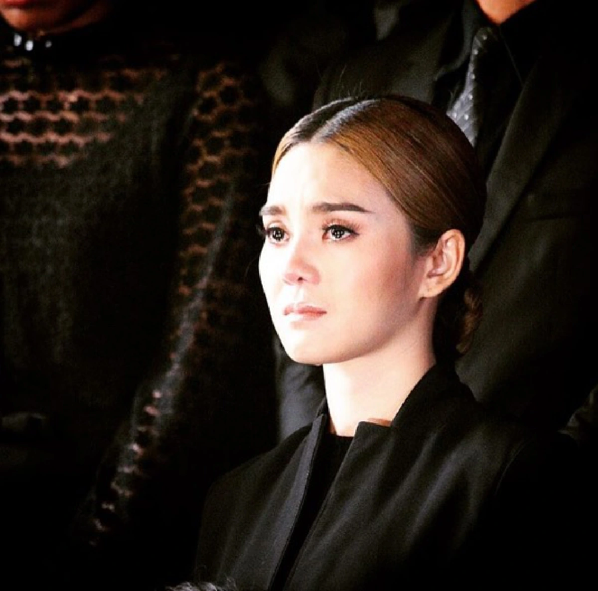 น้ำใจงาม!! แชร์สนั่นโซเชียลฯ นักร้องลูกทุ่งสาวคนดัง ขับบิ๊กไบค์อาสารับ-ส่งปชช.มาสนามหลวงฟรี!!