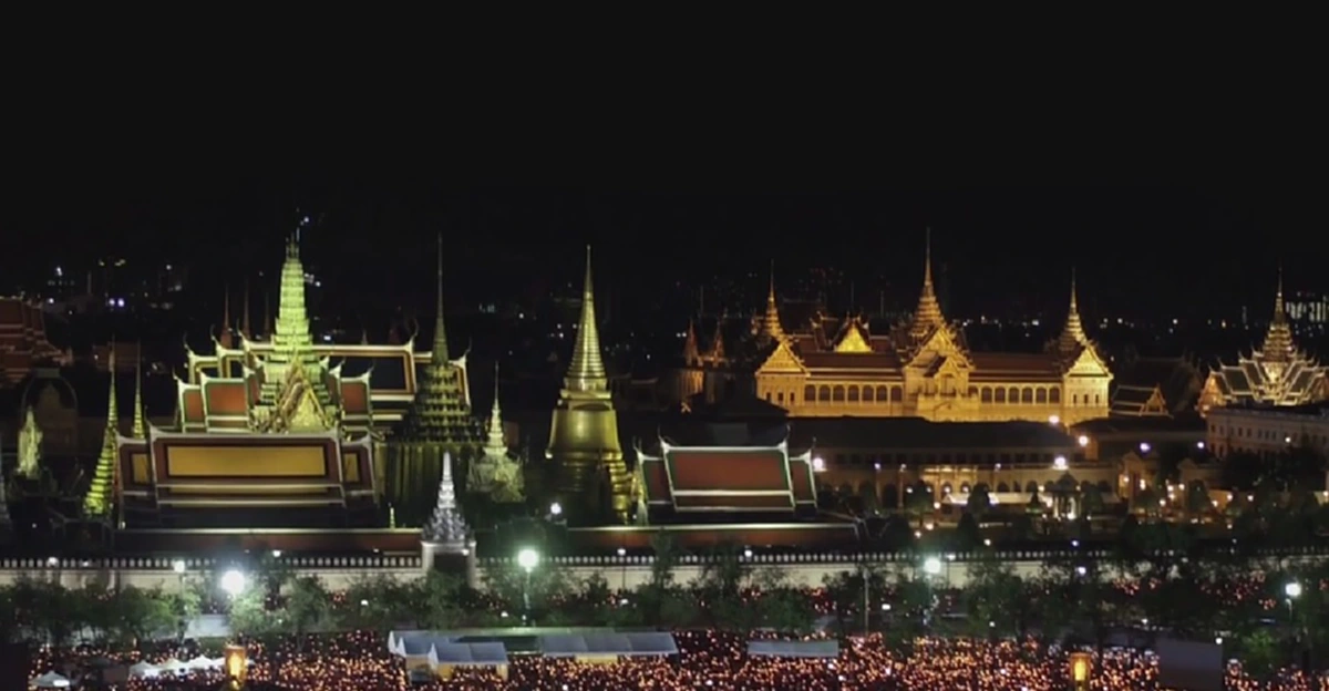 ประว้ติศาสตร์ต้องจารึก!! เปิดภาพเบื้องหลัง วันมวลมหาประชาชนนับแสนร้องเพลงสรรเสริญพระบารมี (มีคลิป)