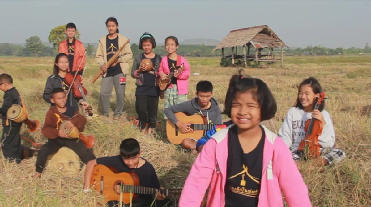 จ้างร้อย เล่นล้าน!! "เพลงพรปีใหม่" ฝีมือเด็กอีสาน จัดเต็ม ฟิลลิ่ง คูณ10 ใครได้ฟังเป็นต้องกดไลค์รัวๆ!!