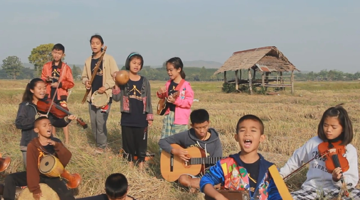 จ้างร้อย เล่นล้าน!! "เพลงพรปีใหม่" ฝีมือเด็กอีสาน จัดเต็ม ฟิลลิ่ง คูณ10 ใครได้ฟังเป็นต้องกดไลค์รัวๆ!!