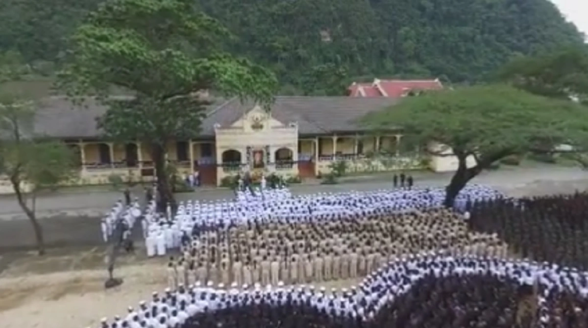 กลั่นจากหัวใจ..ไม่ใช้สคริปต์!! ผู้ว่าฯพังงา กล่าวถวายอาลัยทั้งน้ำตา นำประชาชนร่วมแปรอักษรน้อมสำนึกในพระมหากรุณาธิคุณ!!(ชมคลิป)