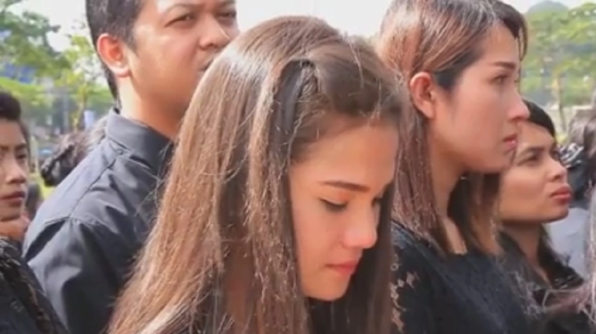 กลั่นจากหัวใจ..ไม่ใช้สคริปต์!! ผู้ว่าฯพังงา กล่าวถวายอาลัยทั้งน้ำตา นำประชาชนร่วมแปรอักษรน้อมสำนึกในพระมหากรุณาธิคุณ!!(ชมคลิป)