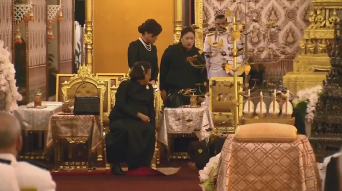 สายสัมพันธ์พี่น้อง.. "ฟ้าหญิงจุฬาภรณ์ฯ"  พระราชทานความเคารพ "ทูลกระหม่อมหญิงอุบลรัตนฯ" ในฐานะพี่สาว แม้ดำรงพระยศน้อยกว่า (มีคลิป)