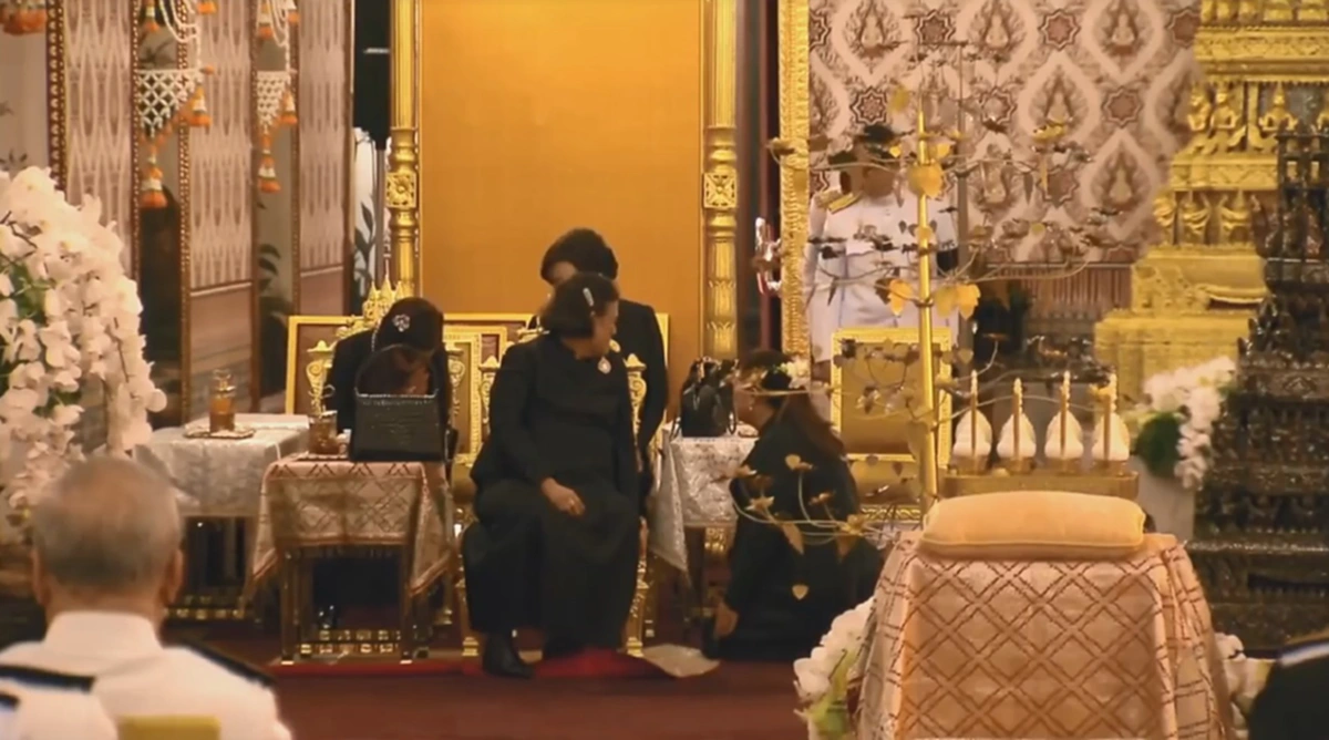 สายสัมพันธ์พี่น้อง.. "ฟ้าหญิงจุฬาภรณ์ฯ"  พระราชทานความเคารพ "ทูลกระหม่อมหญิงอุบลรัตนฯ" ในฐานะพี่สาว แม้ดำรงพระยศน้อยกว่า (มีคลิป)