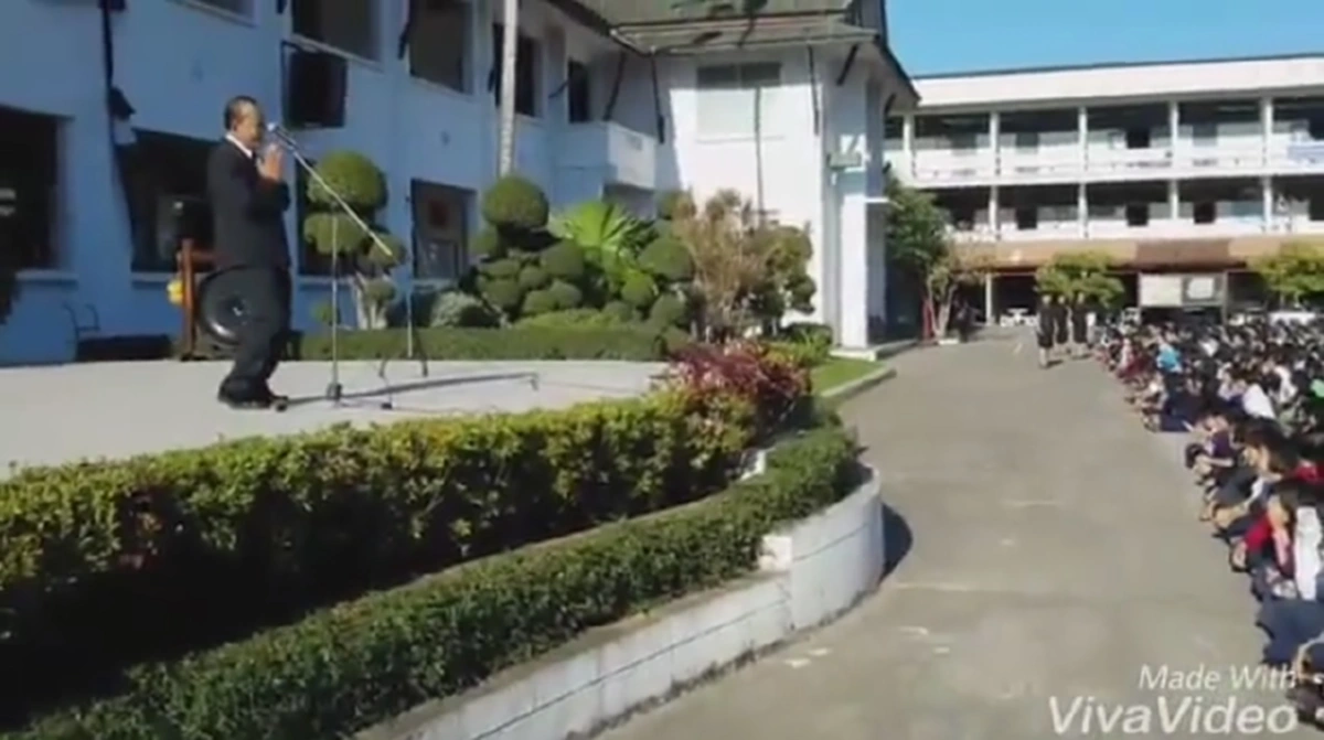 ฮาสนั่น ลั่นโรงเรียน!! เมื่อ ผอ.คนใหม่ ให้โอวาทหน้าเสาธง พอฟังเสียงเท่านั้น ได้ใจนักเรียนไปเต็มๆ!! (ชมคลิป)