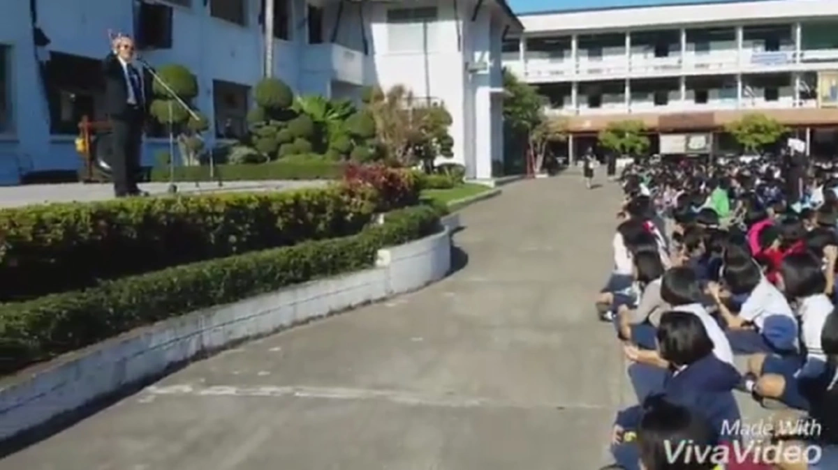 ฮาสนั่น ลั่นโรงเรียน!! เมื่อ ผอ.คนใหม่ ให้โอวาทหน้าเสาธง พอฟังเสียงเท่านั้น ได้ใจนักเรียนไปเต็มๆ!! (ชมคลิป)