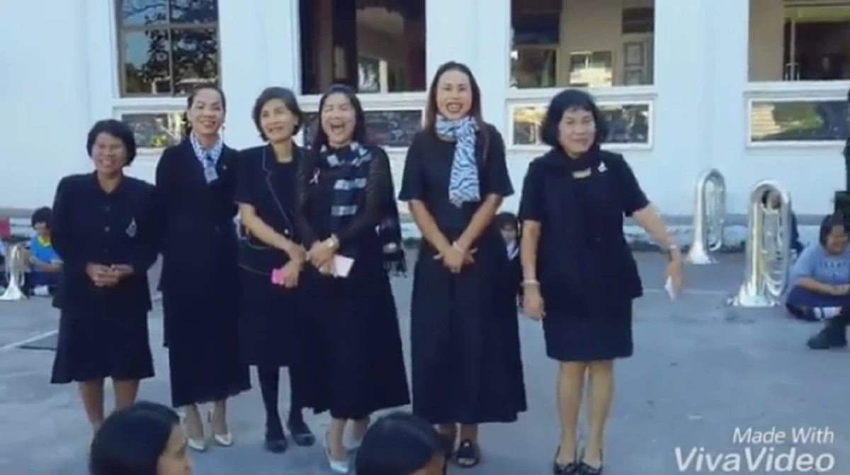 ฮาสนั่น ลั่นโรงเรียน!! เมื่อ ผอ.คนใหม่ ให้โอวาทหน้าเสาธง พอฟังเสียงเท่านั้น ได้ใจนักเรียนไปเต็มๆ!! (ชมคลิป)