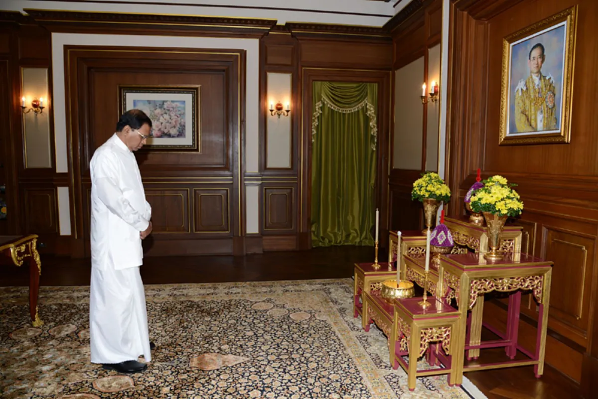 "ประธานาธิบดีศรีลังกา"  วางมาลาถวายราชสักการะพระบรมศพ พระบาทสมเด็จพระปรมินทรมหาภูมิพล อดุลยเดช 