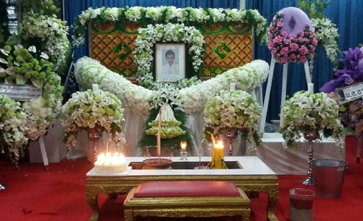น้ำตาไหลพราก  !! เพื่อนสนิท "ปอ ทฤษฎี" เป่าเค้กหน้าโล่งศพ ในวันเกิด -"โบว์" โพสต์เบิร์ดเดย์ "สามี" สุดซึ้ง