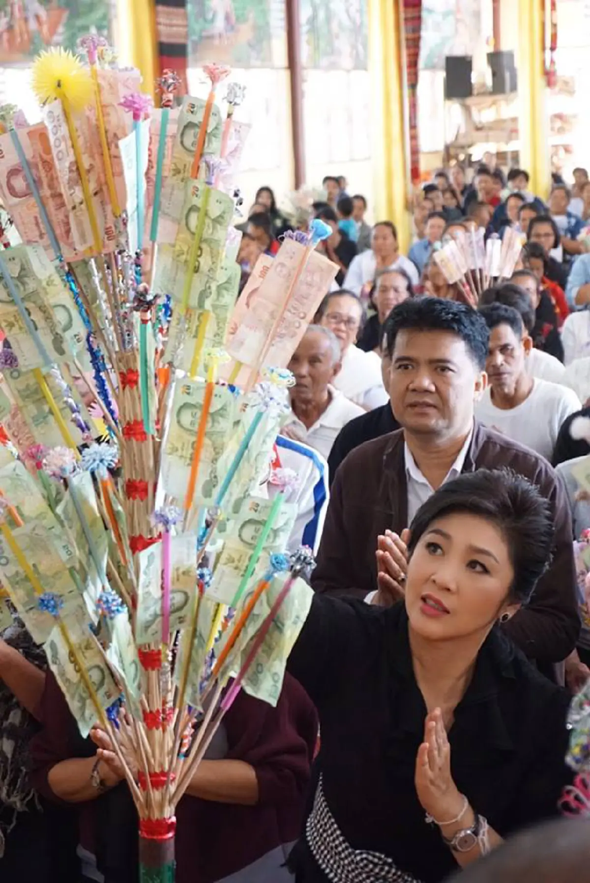 กลัวไม่เป็นข่าว!! "ยิ่งลักษณ์" เดินสายทอดผ้าป่าที่ อุบลฯ พบชาวบ้าน หาเสียงแบบเนียนๆ