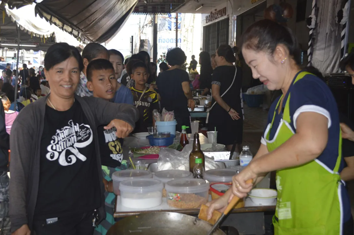 ซาบซึ้งเมื่อได้ยิน!!ชาวไทยเชื้อสายเวียดนามใจบุญตั้งโรงทานถวายเป็นพระราชกุศลแด่ในหลวง ร.๙ทำดีเพื่อพ่อ!!จัดอาหารชั้นดีจากร้านดังในจังหวัดเลี้ยงไม่อั้น 
