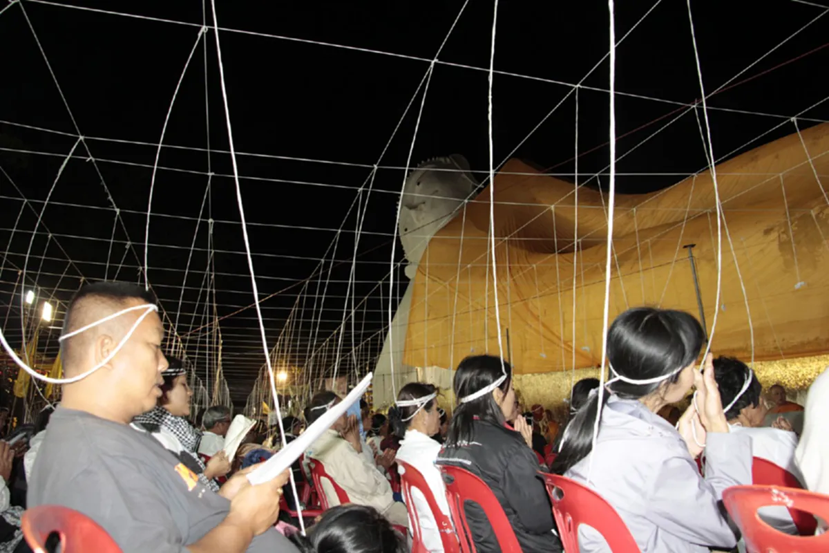 ประชาชนกว่า 5 พันคน แห่สวดมนต์ข้ามปีแน่นวัดสะตือ กรุงเก่า เพื่อความเป็นสิริมงคล เริ่มต้นปี 2560