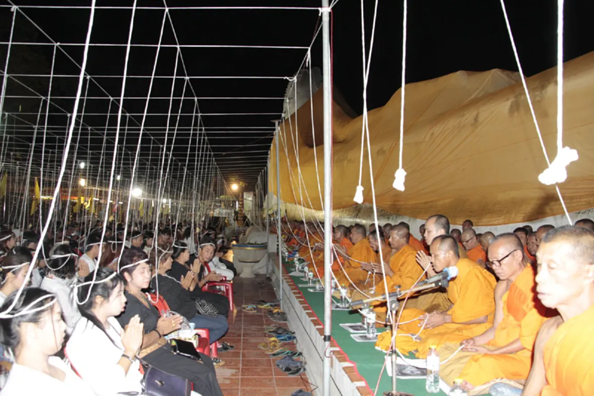 ประชาชนกว่า 5 พันคน แห่สวดมนต์ข้ามปีแน่นวัดสะตือ กรุงเก่า เพื่อความเป็นสิริมงคล เริ่มต้นปี 2560