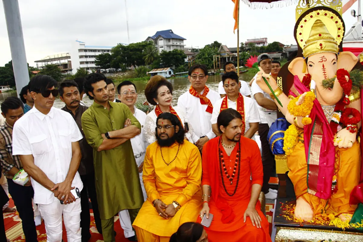 ฮือฮา!! "หนุ่มเสื้อเขียว" โผล่ร่วมพิธีส่งพระพิฆเนศ พอหันหน้า มาเท่านั้นแหละ ต้องรีบเซลฟี่ทันที!!