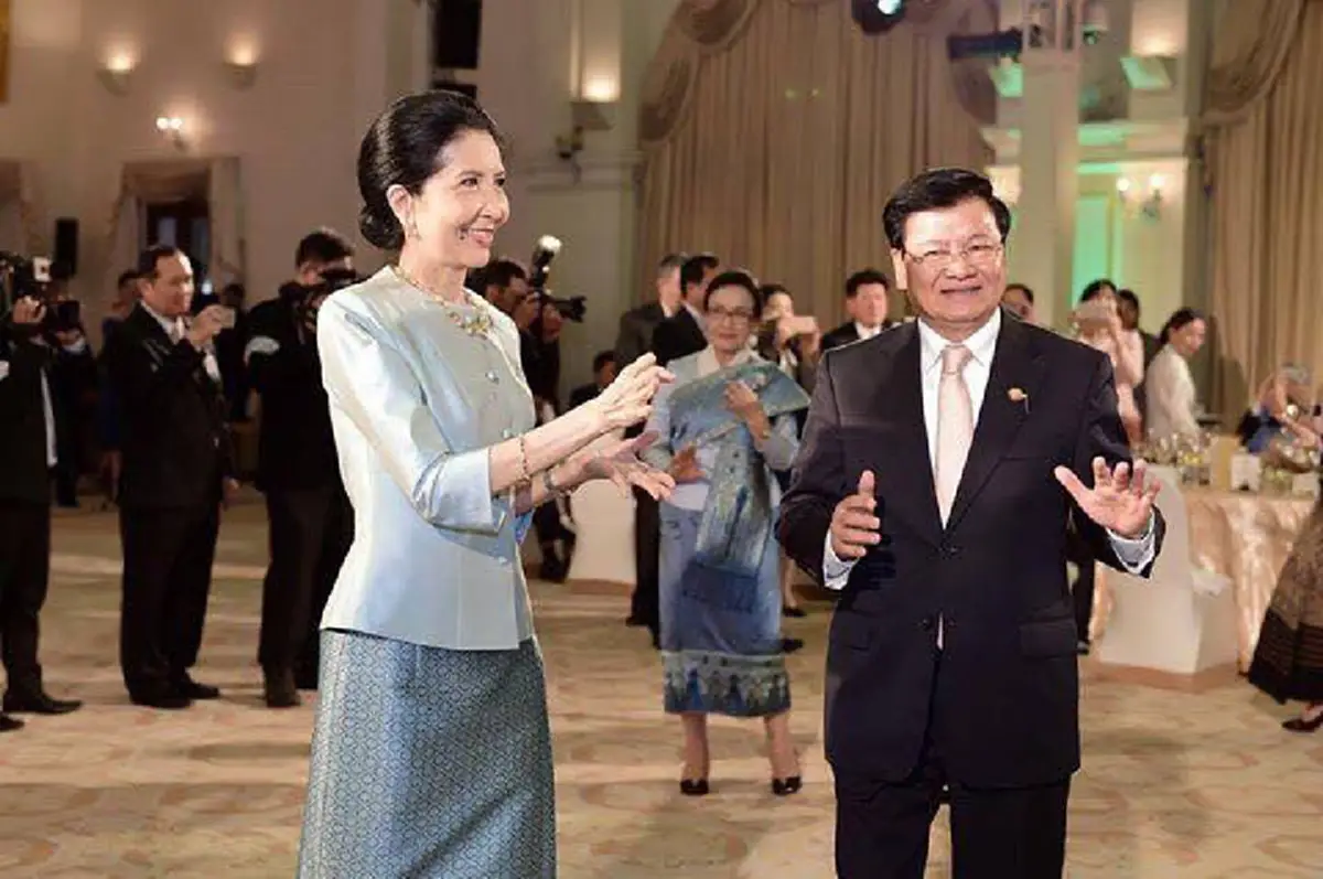 ม่วนหลายๆ  เป็นนายกฯไทยต้องทำได้ทุกอย่าง ... ล่าสุด นำเซิ้ง งานเลี้ยงรับผู้นำลาวเยือนไทย ลีลาไม่ธรรมดา  (ชมภาพ)
