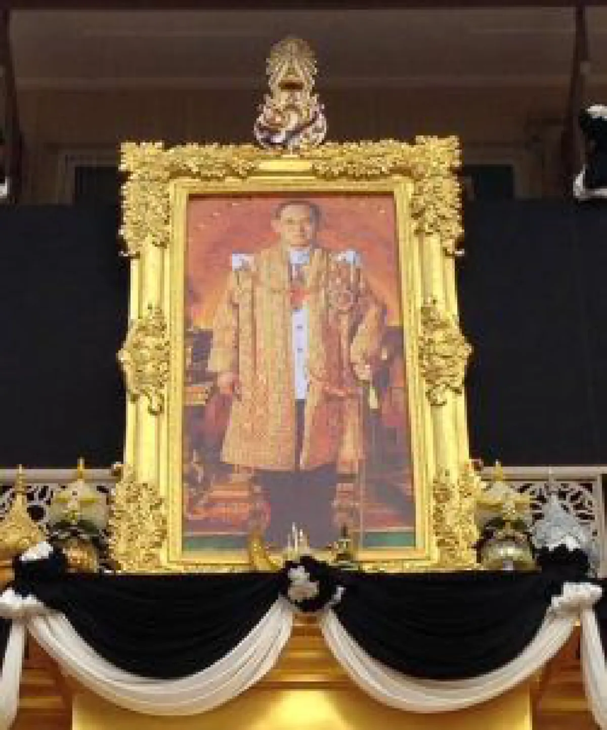 รูปที่มีทุกบ้าน วันนี้..และตลอดไป!! "ศตส." แนะวิธีการประดับพระบรมฉายาลักษณ์ "ในหลวง ร.๙ " พร้อมล้นเกล้า 3 พระองค์ในทุกหน่วยงานรัฐ-เอกชน