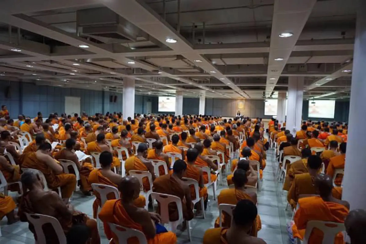 สายอีสาน!!!...ธรรมกายยังคึก การ์ดไม่ตก พระระดมตบเท้าให้กำลังใจ "ธัมมชโย" (ชมภาพ)