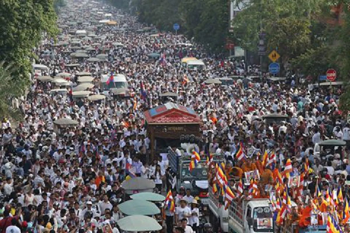 มวลหาประชาชนชาวเขมร...ภาพประวัติศาสตร์ แห่ศพนักวิจารณ์กัมพูชา(มีคลิป)