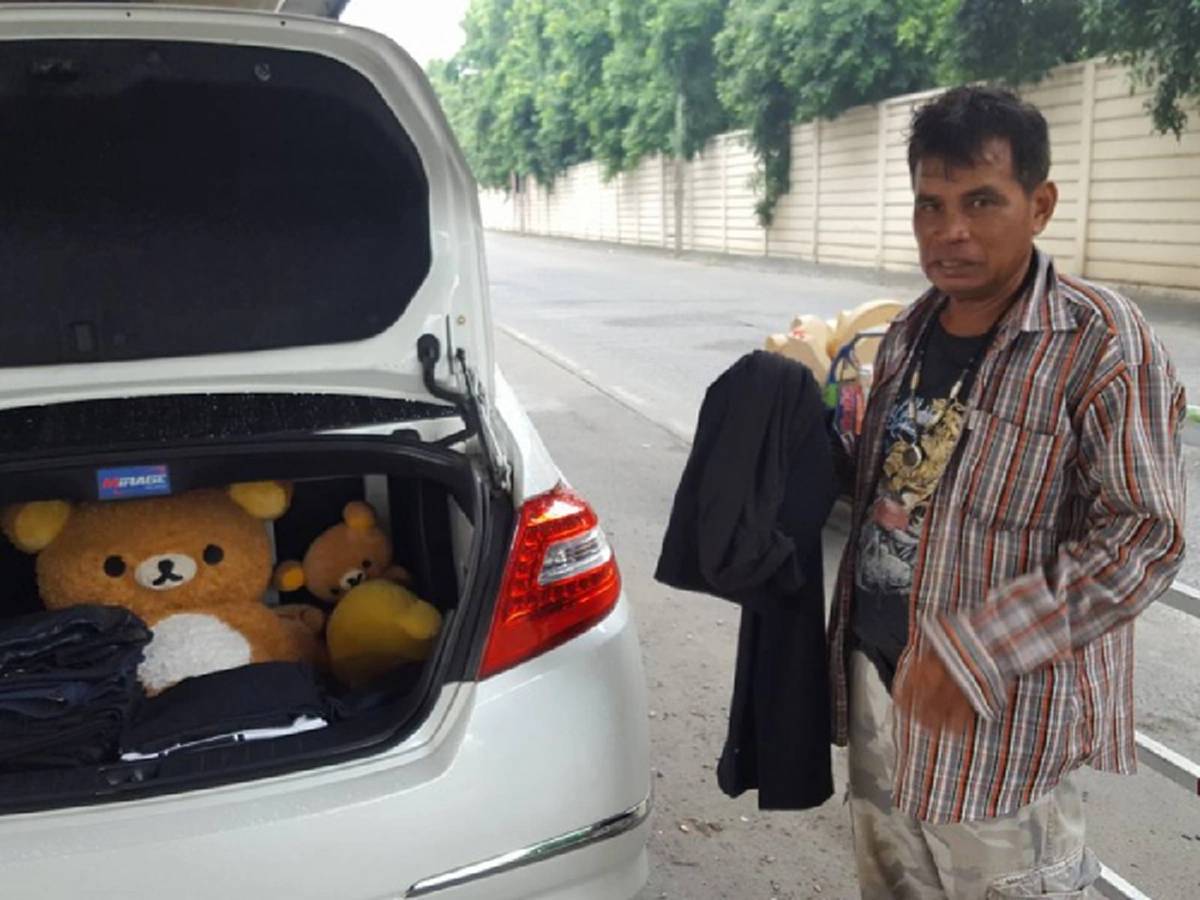 ปริ่มด้วยน้ำตา !!!  "พี่ ๆ เอาเสื้อดำไหม?? " ถวายอาลัย พ่อหลวงด้วยกัน...คำพูดชายคนหนึ่งที่เรียกรถเข็นขายของ บทสนทนาเล่นเอาคนรอบข้างปาดน้ำตา 