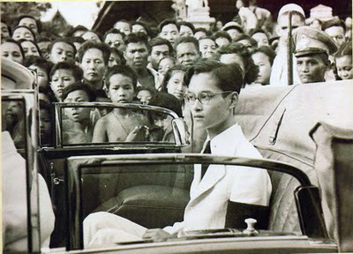 ในหลวง อย่าละทิ้งประชาชน   ประโยคประวัติศาสตร์  ที่ทุกคนอยากรู้ใครกันที่ตะโกนทูลพระองค์...