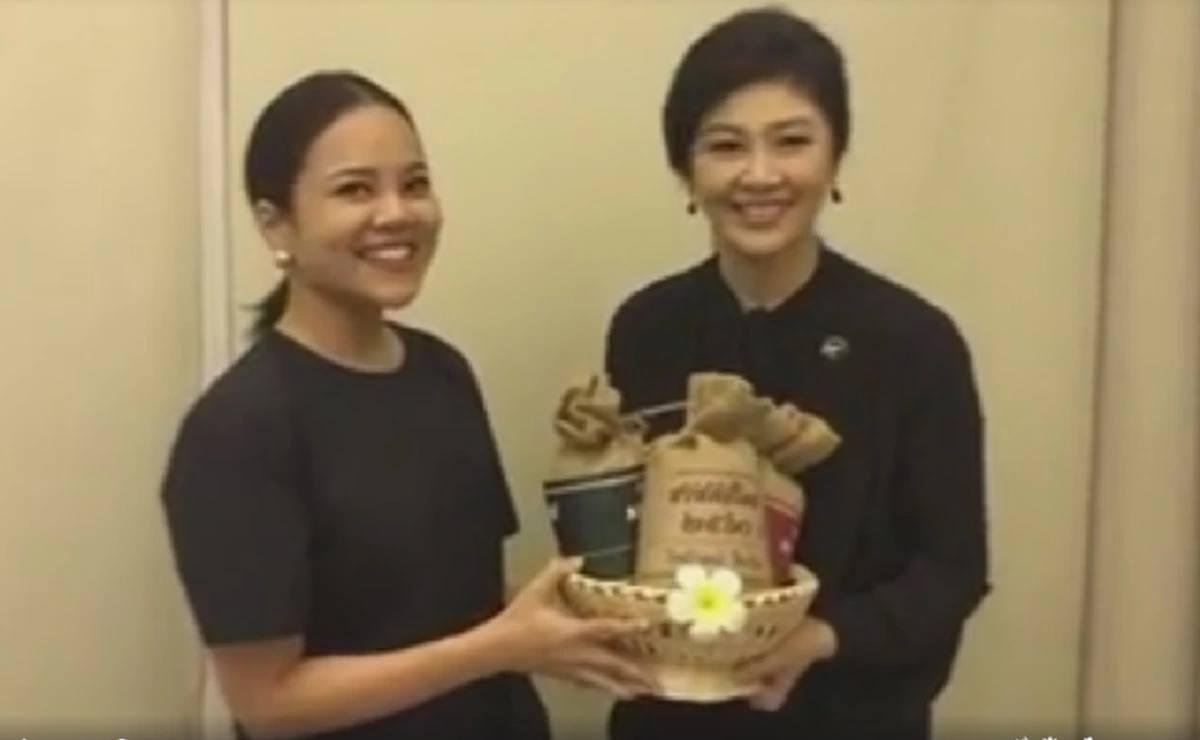 กระดี๊กระด๊าออกนอกหน้านอกตา!!!  "ขัตติยา" มอบของขวัญปีใหม่ให้ "ยิ่งลักษณ์" ...ถามกลับแฟนเพจ อิจฉาหรือเปล่า 