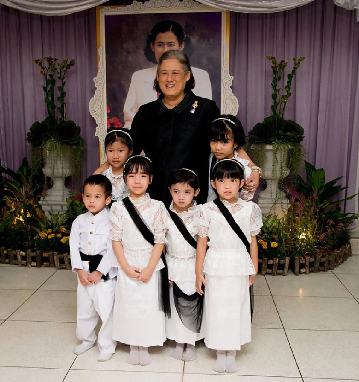 ภาพสุดประทับใจ !!! พระเมตตาของ "สมเด็จพระเทพฯ"  ทรงฉายพระรูปร่วมกับเด็กๆ เห็นแล้วปลื้มใจ (มีภาพ)