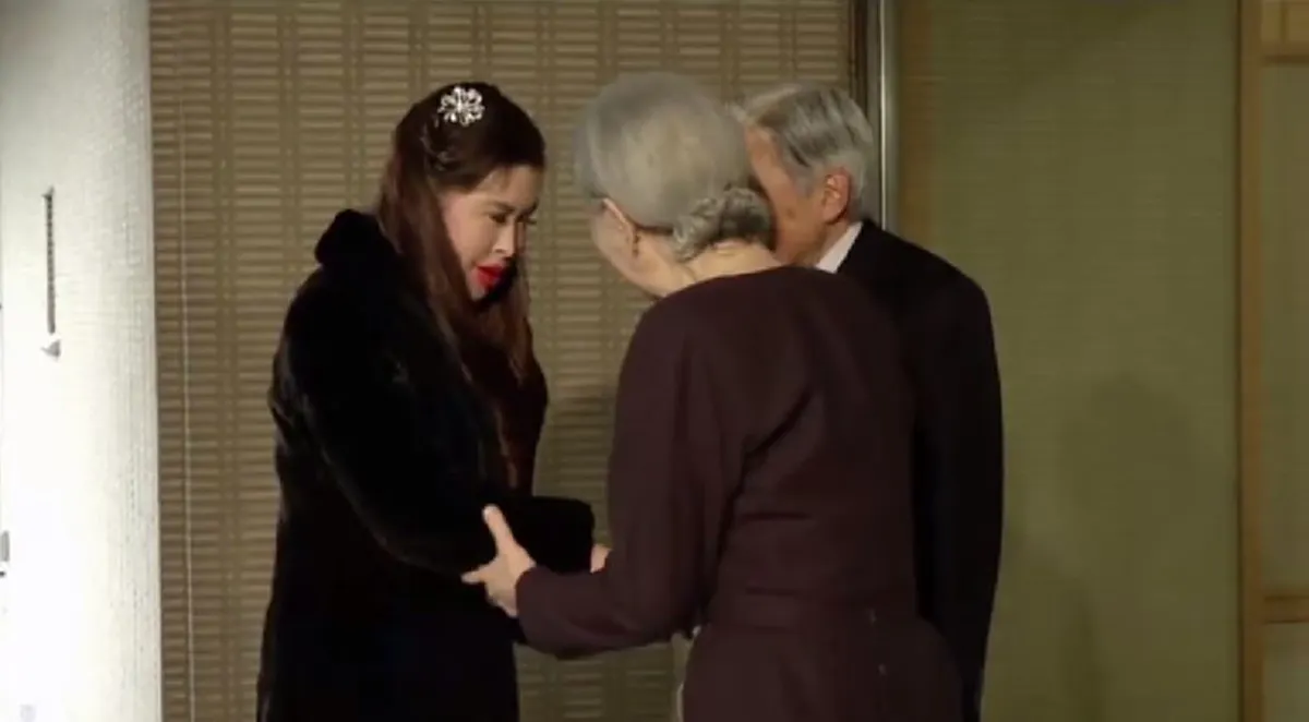 ภาพแห่งความรัก !!! ประทับใจมิรู้ลืม สมเด็จพระจักรพรรดินีญี่ปุ่น ทรงประคอง ฟ้าหญิงจุฬาภรณ์  ...สัมพันธ์อันแน่นแฟ้น ทั้งยามสุขและยามเศร้า 