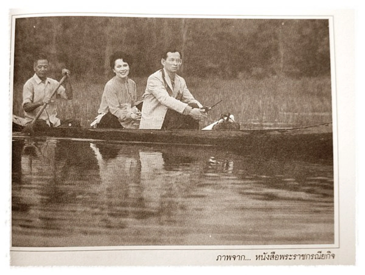 สุดงดงามภาพประวัติศาสตร์ "ในหลวงรัชกาลที่๙และพระราชินี" ประพาส ณ บึงบัวบากง นราธิวาส เมื่อปี ๒๕๒๗