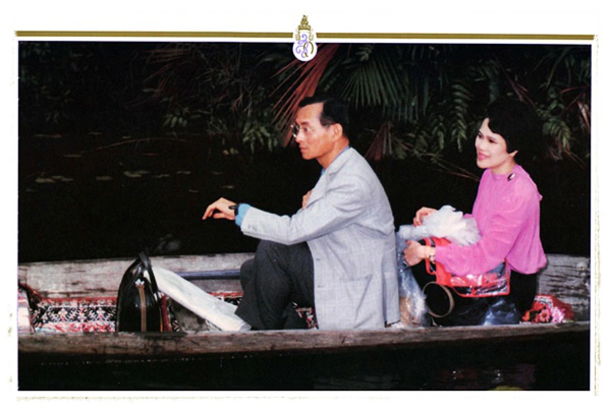 สุดงดงามภาพประวัติศาสตร์ "ในหลวง-ราชินี"  ประพาส ณ บึงบัวบากง นราธิวาส  เมื่อปี ๒๕๒๗