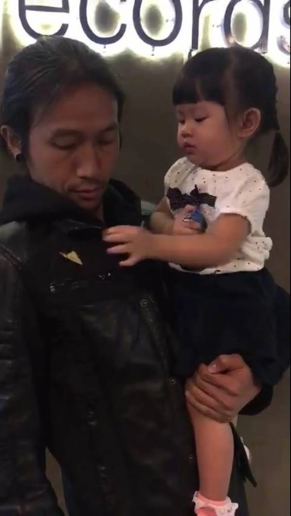 น่าร๊ากกก!!! ส่องมุมมุ้งมิ้ง "ลุงตูน บอดี้สแลม" เมื่อเจอกับหนูน้อยแฟนคลับ งานนี้แอบซ้อมไว้มีเบ๋บี๋ของตัวเองรึเปล่าน้า?? (มีคลิป)