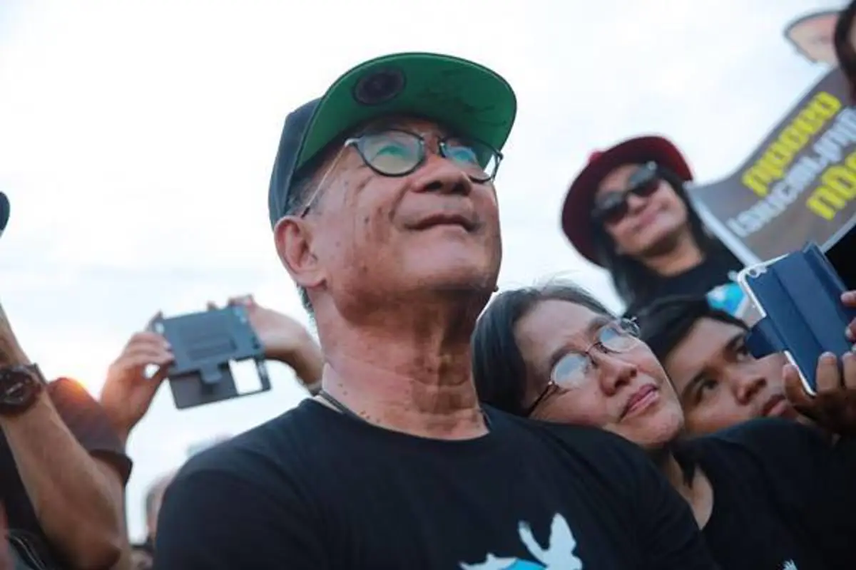 เปิดภาพ พ่อแม่ "ตูน บอดีสแลม" สุดภาคภูมิใจ ลูกทำสิ่งที่ยิ่งใหญ่เพื่อสังคม คอยปั่นจักรยานมองลูกอยู่ด้านหลังตลอดเวลา (ภาพ+รายละเอียด) 