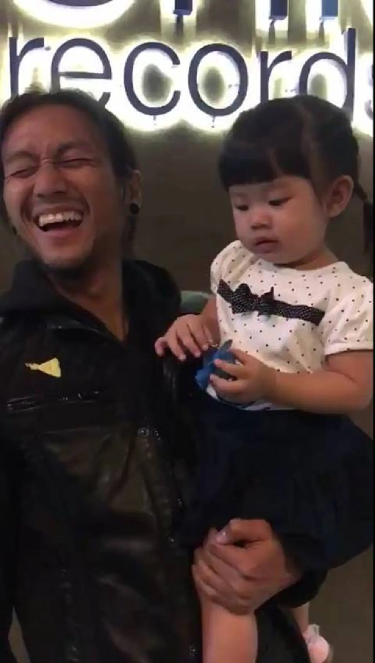 น่าร๊ากกก!!! ส่องมุมมุ้งมิ้ง "ลุงตูน บอดี้สแลม" เมื่อเจอกับหนูน้อยแฟนคลับ งานนี้แอบซ้อมไว้มีเบ๋บี๋ของตัวเองรึเปล่าน้า?? (มีคลิป)