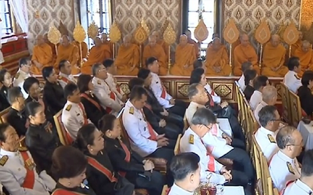 สมเด็จพระเจ้าอยู่หัว ทรงบำเพ็ญพระราชกุศลสตมวาร (100 วัน) ถวายพระบรมศพพระบาทสมเด็จพระปรมินทรมหาภูมิพลอดุลยเดช