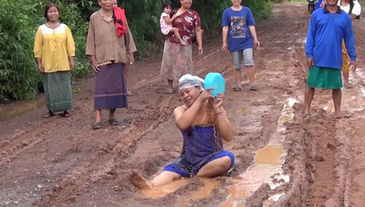 ป้าจะไม่ทน!! หลังอาบน้ำในโคลนถนนดินลูกรัง เห็นแล้วมันจะสะอาดไหมเนี่ย!! (ชมคลิป)