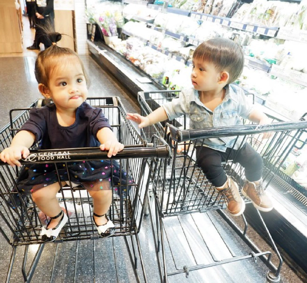 ลูกไม้หล่นใต้ต้น!!! 10 ลูกดาราขวัญใจประชาชน แห่งปี 2559 ที่ใครเห็นก็ต้องบอกเป็นเสียงเดียว...อุ๊ย น่าร้ากก!!!