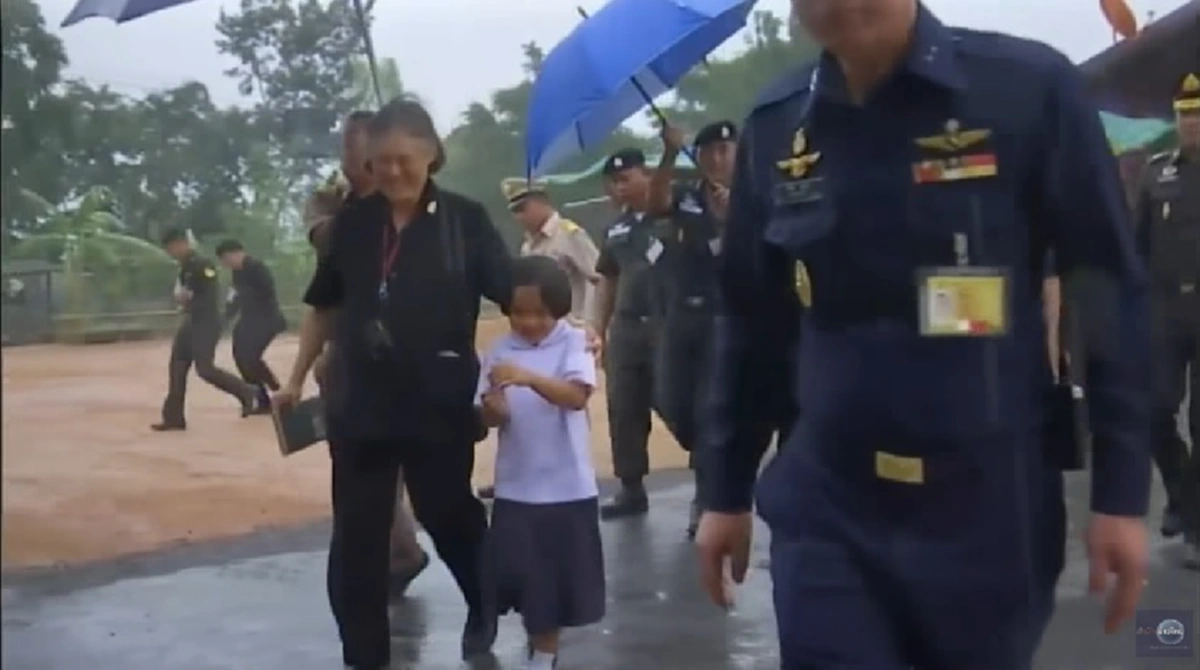 ภาพสุดประทับใจ !!! พระเมตตาของ "สมเด็จพระเทพฯ"  ทรงฉายพระรูปร่วมกับเด็กๆ เห็นแล้วปลื้มใจ (มีภาพ)