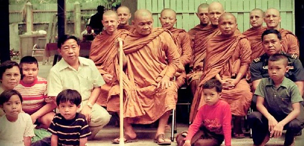 ลูกถีบอรหันต์!! "พระอาจารย์ญาณธัมโม" พระฝรั่งรูปแรกและรูปเดียวที่โดนหลวงพ่อชา "ถีบหงายหลัง" จนตาสว่างไปทั้งชีวิต!!