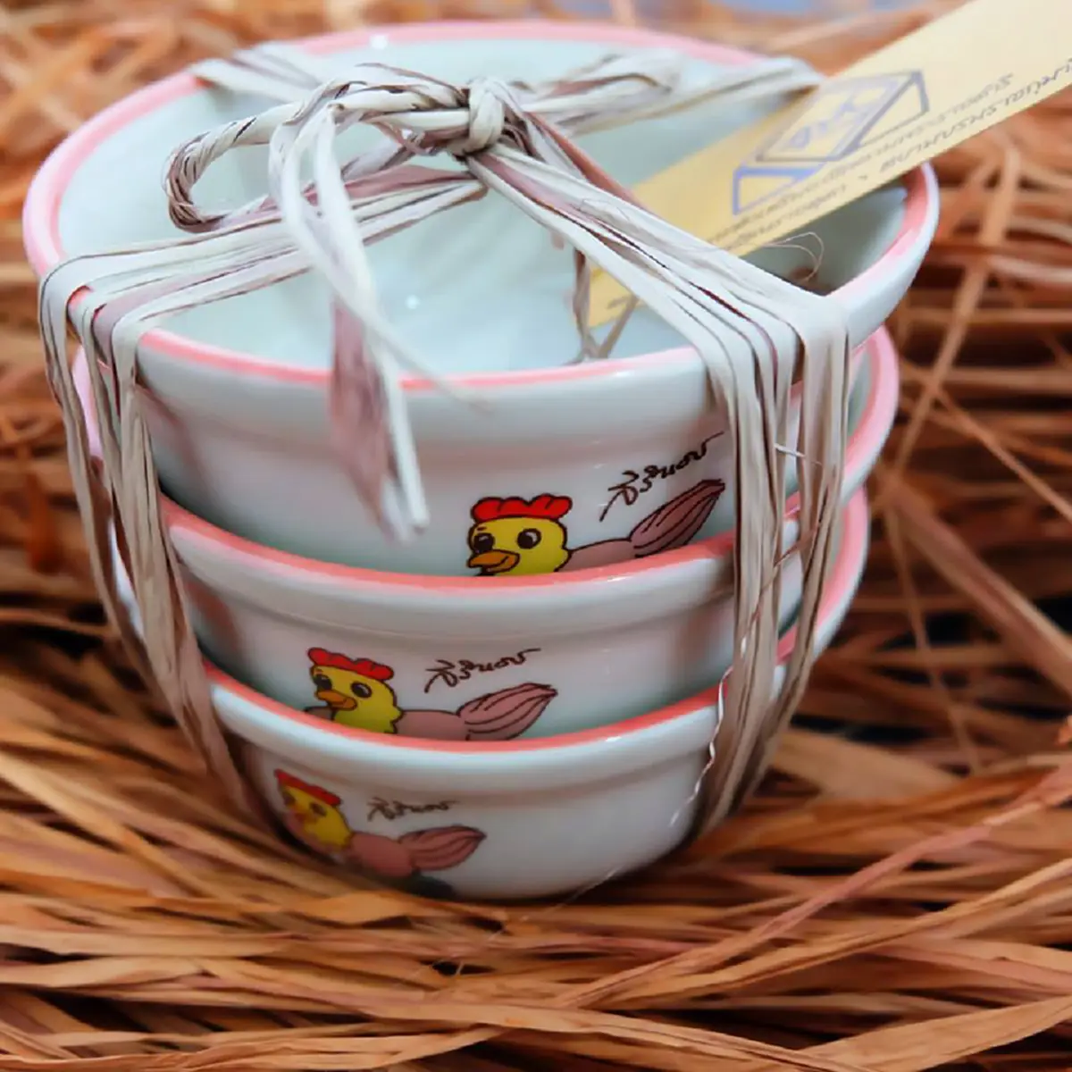 "ไก่ฟักไข่".....ขายแล้ววันนี้ ชุดถ้วยชามตราไก่ ลงลายจากภาพวาดฝีพระหัตถ์สมเด็จพระเทพรัตนราชสุดา ฯ สยามบรมราชกุมารี ที่ร้านภูฟ้าทุกสาขา