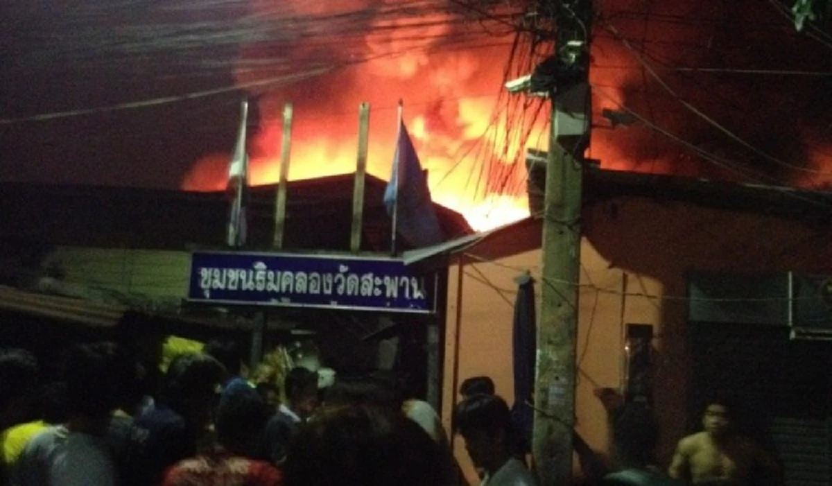 ด่วน!!! เกิดเหตุไฟไหม้ชุนชมคลองวัดสะพาน ย่านคลองเตย ประชาชนหนีตายอลหม่าน เจ้าหน้าระดมกำลังเข้าระงับเหตุ!!! (มีภาพ)