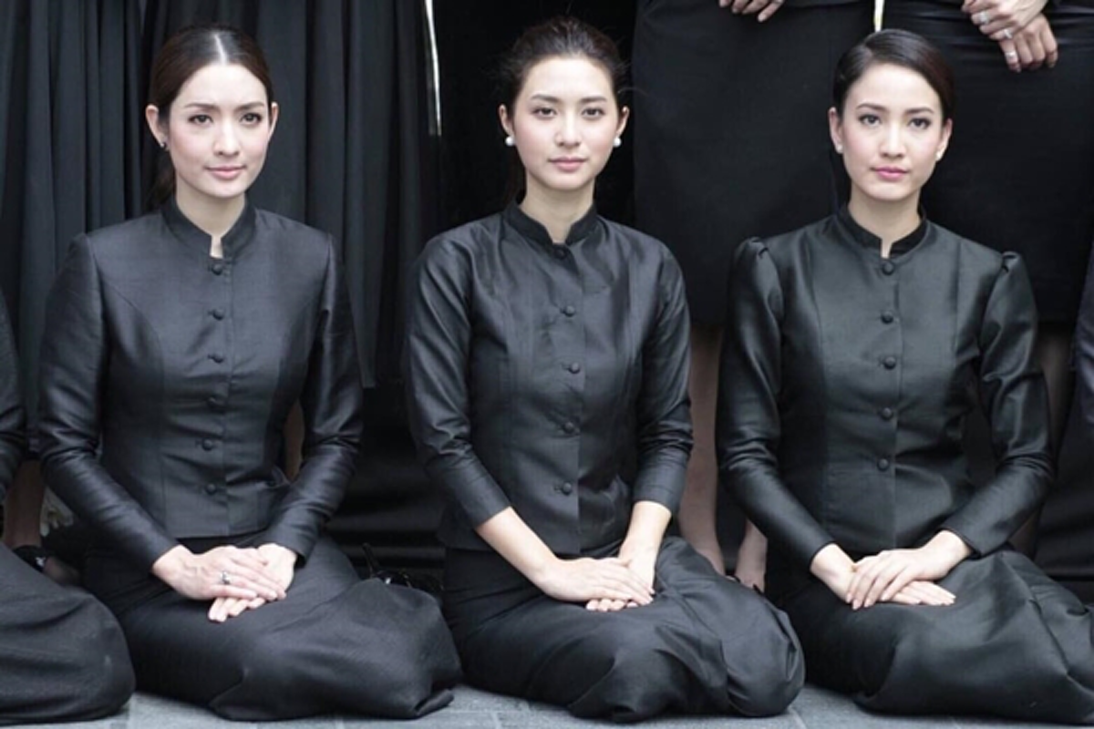สำนักพระราชวัง แจ้งเรื่องการแต่งกายไว้ทุกข์ เพื่อเข้าถวายสักการะพระบรมศพ 29ตค.เป็นต้นไป กทม. กำหนดจุดรับบัตรคิวเพื่อถวายอาลัย