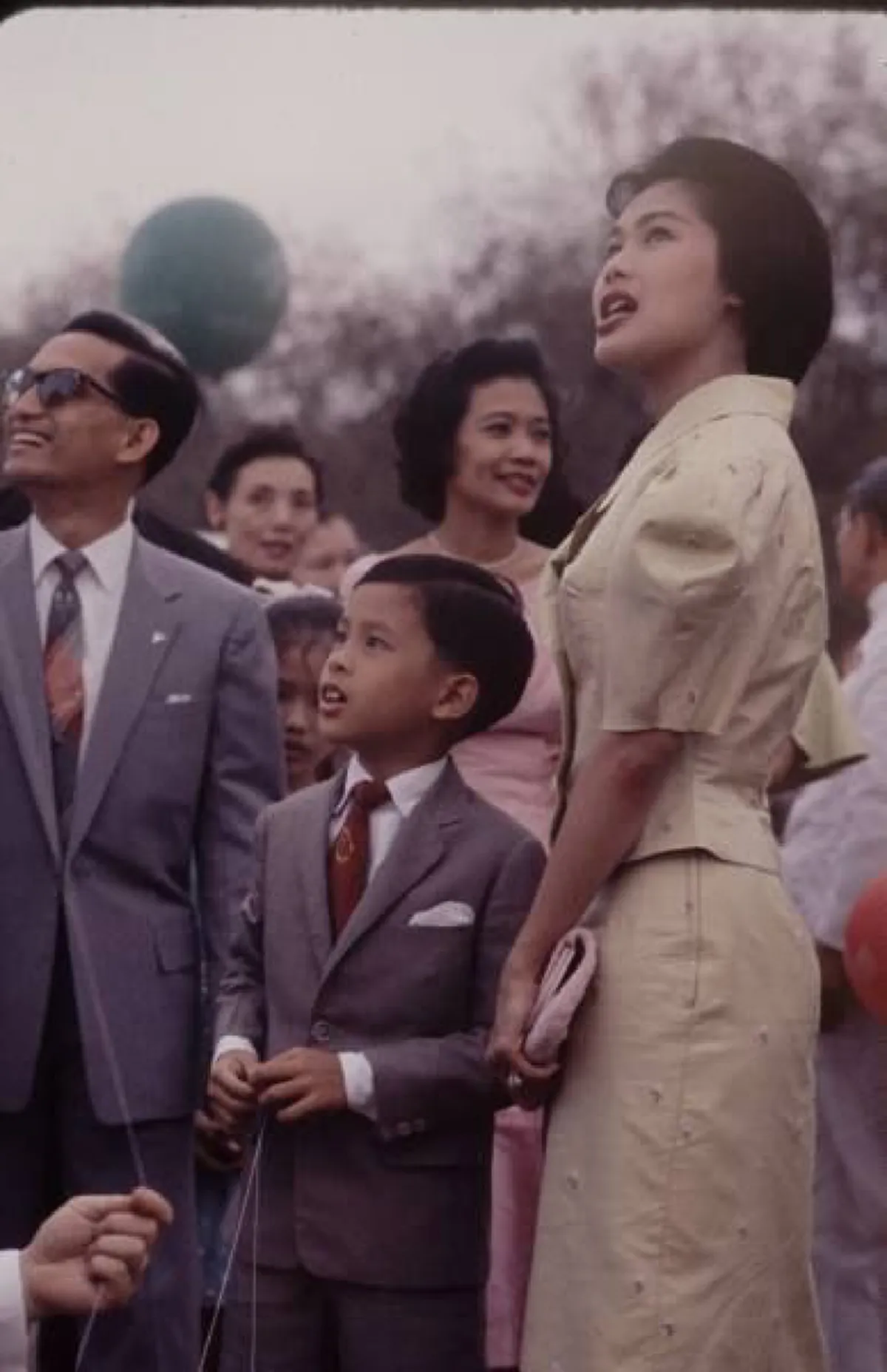 ทรงพระเจริญ !!! พสกนิกรไทยใจเป็นหนึ่งขอ ในหลวงรัชกาลที่10 สมเด็จพระราชินี มีพระพลานามัยแข็งแรง 