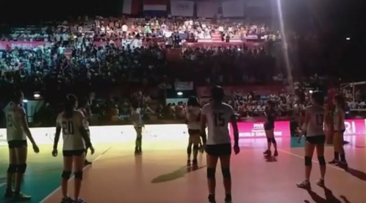 เกิดเป็นทีมวอลเลย์สาวไทยต้องสตรองขนาดไหน !!!  ขนาดไฟดับ.ยังต้องทำถึงขนาดนี้ สร้างรอยยิ้มให้คนดู ปลื้มปริ่มยกนิ้วให้ค่ะ (ชมคลิป) 