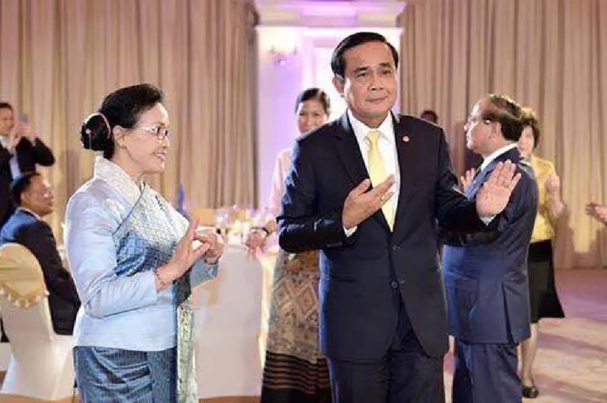 ม่วนหลายๆ  เป็นนายกฯไทยต้องทำได้ทุกอย่าง ... ล่าสุด นำเซิ้ง งานเลี้ยงรับผู้นำลาวเยือนไทย ลีลาไม่ธรรมดา  (ชมภาพ)