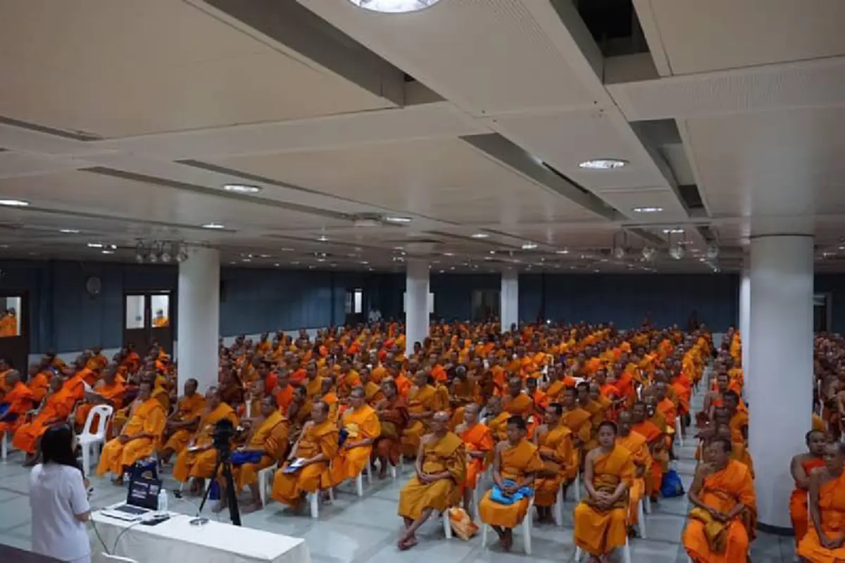 สายอีสาน!!!...ธรรมกายยังคึก การ์ดไม่ตก พระระดมตบเท้าให้กำลังใจ "ธัมมชโย" (ชมภาพ)