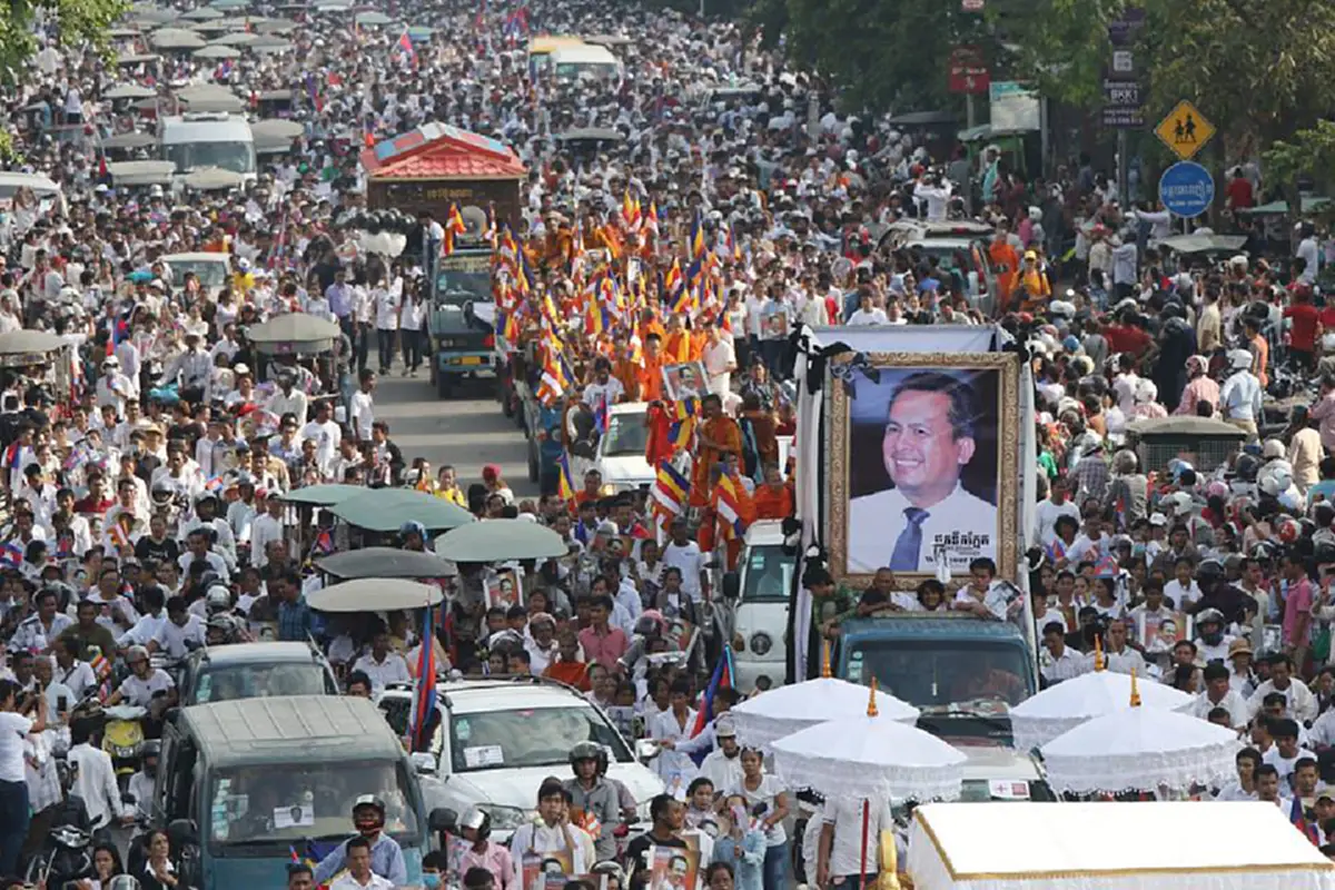 มวลหาประชาชนชาวเขมร...ภาพประวัติศาสตร์ แห่ศพนักวิจารณ์กัมพูชา(มีคลิป)